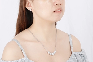 Ensemble collier et boucles d'oreilles scintillants avec strass sur un mannequin