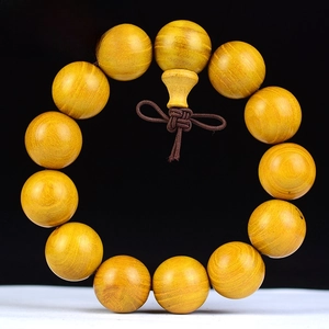 Detail von 18mm Goldsandelholz-Perlen mit Naturmaserung und buddhistischem Knoten
