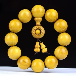 Detailansicht der 20mm Gold檀-Holzperlen mit Kalebasse-Anhänger und feinem Glanz