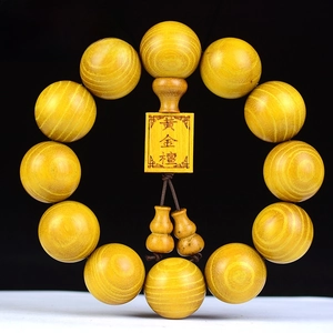 Nahaufnahme von Bocote-Holzarmband mit 20mm Perlen und geschnitztem Holzanhänger