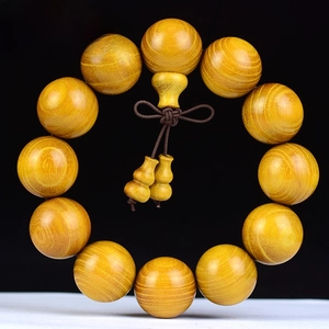 Detailansicht der 20mm Bocote-Holzperlenkette mit einem klassischen Holzkürbis-Anhänger