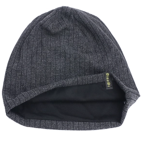 Dettaglio del berretto in maglia grigio scuro con calda fodera in pile ed etichetta logo