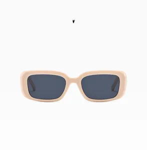 Dettaglio occhiali da sole rettangolari beige retrò con lenti nere a protezione UV