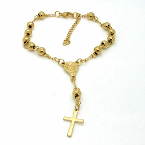 Dettaglio del bracciale rosario dorato con medaglia della Vergine e ciondolo a croce