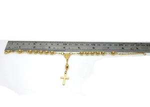Misura dettagliata del bracciale rosario dorato con ciondolo a croce su sfondo bianco