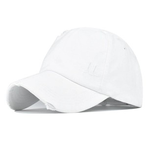 Gros plan sur une casquette de baseball blanche en coton avec bords usés et visière ajustable