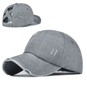 Détail de la casquette en coton lavé avec élastique croisé pour queue de cheval et NY