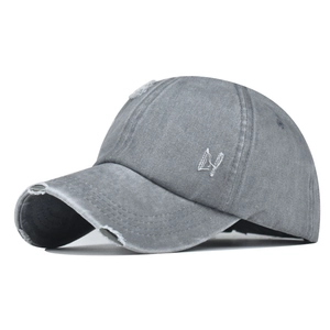 Détail d'une casquette de baseball délavée grise avec lettre N brodée et finitions usées