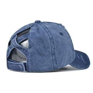 Détail de casquette queue de cheval en denim délavé avec bandes élastiques croisées et velcro