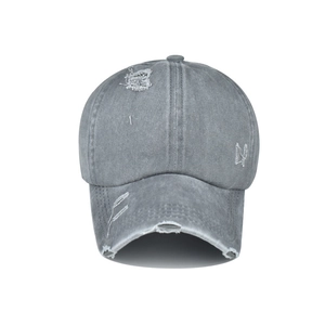 Vue détaillée de la casquette de baseball gris foncé délavée avec finitions vintage usées