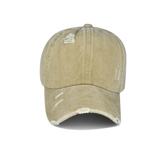 Détail de la casquette de baseball en coton délavé kaki avec effets déchirés vintage