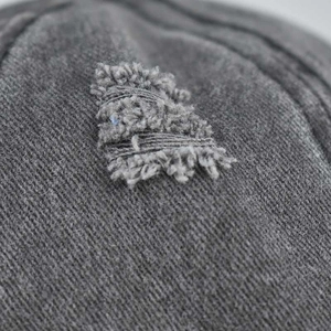Gros plan du tissu en coton lavé gris anthracite avec détails usés style vintage