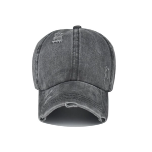 Gros plan sur la casquette de baseball grise délavée avec textures usées et détails