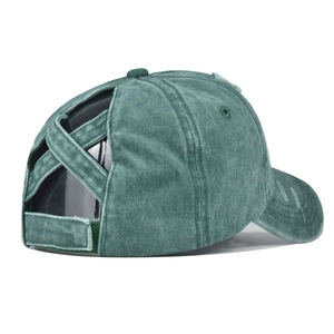 Détail de la casquette en coton vert lavé avec bandes élastiques croisées pour queue de cheval