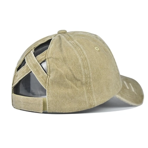 Détail de la casquette délavée vert kaki montrant l'ouverture croisée pour queue de cheval