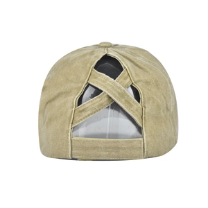 Détail de la casquette queue-de-cheval en coton délavé avec sangles croisées élastiques