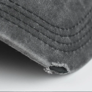 Vue détaillée de la casquette de baseball gris foncé usée avec bord cousu renforcé