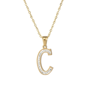 Détail du pendentif lettre C en acier doré orné de strass brillants sur fond blanc