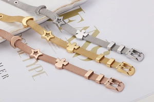 Bracciali regolabili in maglia d'acciaio con ciondoli a stella e luna in tre colori