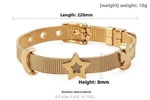 Dettaglio del bracciale a maglia in acciaio inossidabile con ciondoli luna e stella