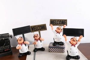 Detailansicht der Koch-Figuren mit Willkommensschildern und Tafeln für Café-Deko