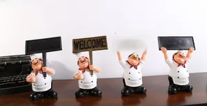 Schicke Koch-Figuren aus Harz mit Willkommensschildern und Kreidetafeln für Café-Deko