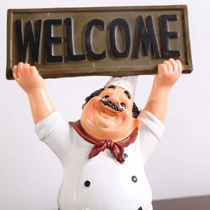 Detaillierte Kochfigur aus Harz mit braunem Welcome Schild für Café Dekoration