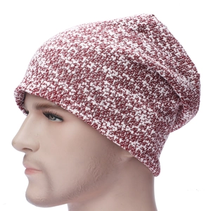 Vue latérale d'un bonnet en maille chiné rouge et blanc avec une coupe ample sur tête