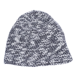 Détail de la texture en fil mélangé bleu et blanc d'un bonnet en maille respirant