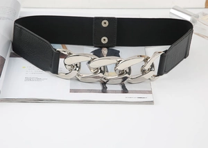 Détail de la ceinture élastique noire avec une boucle chaîne argentée brillante