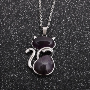 Collier en acier inoxydable argenté avec pendentif chat orné de deux pierres violettes