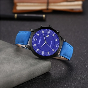Montre pour homme avec cadran à strass bleus et bracelet en daim dans un cadre professionnel