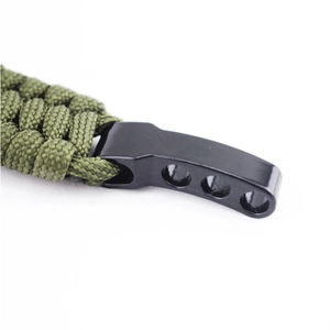 Nahaufnahme von Paracord-Überlebensarmband mit schwarzer Metallschnalle und drei Löchern
