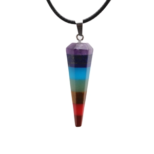 Dettaglio di un ciondolo chakra esagonale in cristallo con gemme colorate a strati
