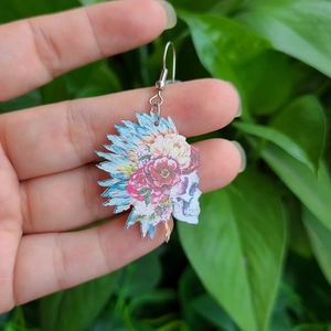 Detail von böhmischen Acryl-Schädel-Ohrringen mit bunten Blumen- und Federmotiven