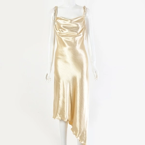 Détails de la robe en satin doré avec col bénitier et ourlet drapé asymétrique