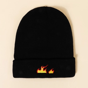 Bonnet noir en tricot avec broderie détaillée de flammes rouges et jaunes éclatantes