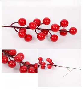 Detalle de bayas rojas de espuma y rama de alambre texturizado para decoración de hogar