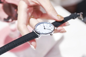 Detailansicht der Damenarmbanduhr mit römischem XII-Zifferblatt und schwarzem Lederband
