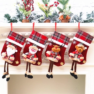 Detailansicht von vier Weihnachtsstrümpfen mit 3D Weihnachtsmann-, Schneemann- und Tiermotiven