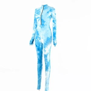 Détail de la texture en maille côtelée et fermeture éclair sur combishort tie-dye