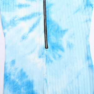 Gros plan sur le tissu côtelé tie-dye bleu et blanc avec détail de fermeture éclair