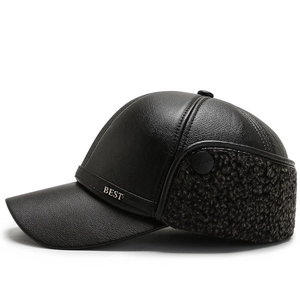 Herren Wintermütze aus schwarzem Kunstleder mit warmen Ohrenklappen und BEST-Metalllogo