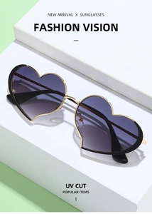 Détail macro de lunettes de soleil en forme de cœur avec verres dégradés violets