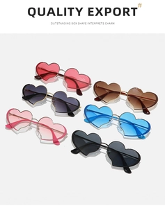 Vue de dessus de lunettes de soleil sans monture en forme de cœur multicolores
