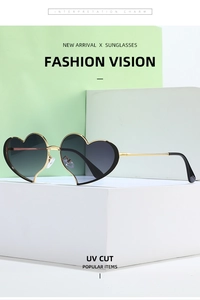 Détails de lunettes de soleil coeur en métal doré avec verres anti-UV sur socle blanc