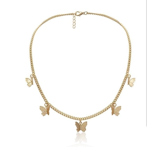 Elegante collana girocollo a farfalla dorata con cinque ciondoli su sfondo bianco