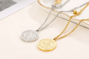 Vue détaillée de colliers en acier inoxydable or et argent avec pendentifs médaillons