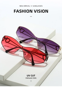 Détail de la charnière en forme de cœur sur des lunettes de soleil œil de chat tendance