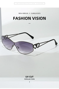 Détail de lunettes de soleil en métal gris avec design triple cœur ajouré sur les branches